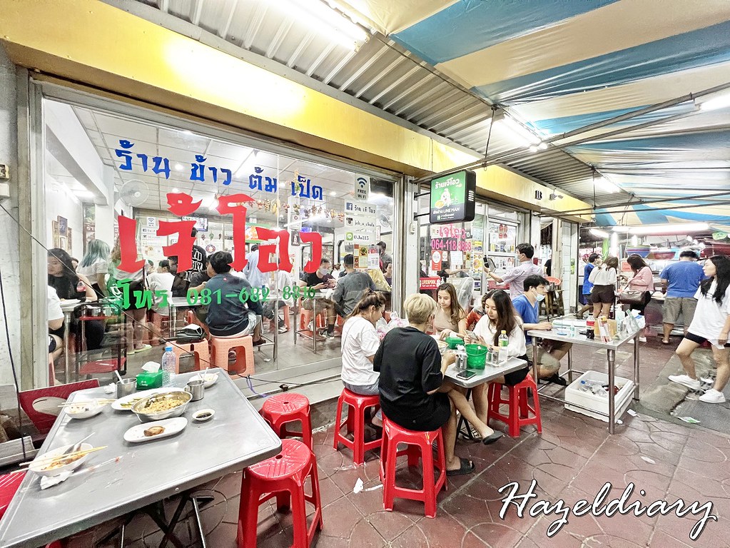 จานยำแซลมอนและเมนูเด่นอื่นบนโต๊ะที่ร้านเจ๊โอว Jeh O Chula