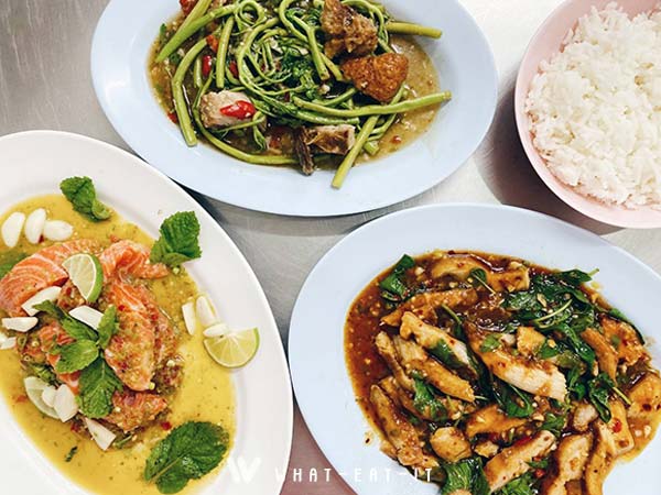 หม้อมาม่าโอ้โห ต้มยำมาม่าหม้อไฟใส่ซีฟู้ดและหมูกรอบ ของร้านเจ๊โอว Jeh O Chula
