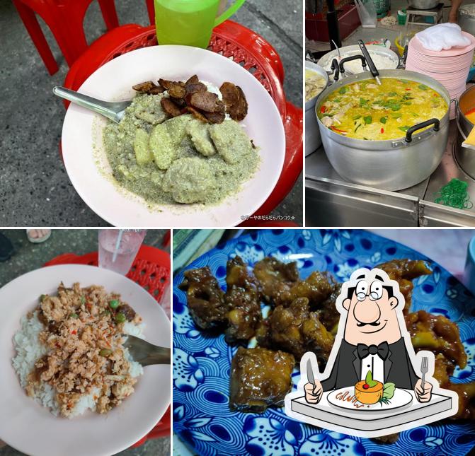ข้าวราดแกงเขียวหวานพร้อมไข่พะโล้และหมูแดงจานของเจ๊กปุ้ย