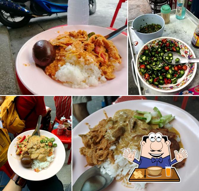 ข้าวราดแกงกะหรี่และแกงเขียวหวานจานสีชมพูของร้านข้าวแกงเจ๊กปุ้ย เยาวราช
