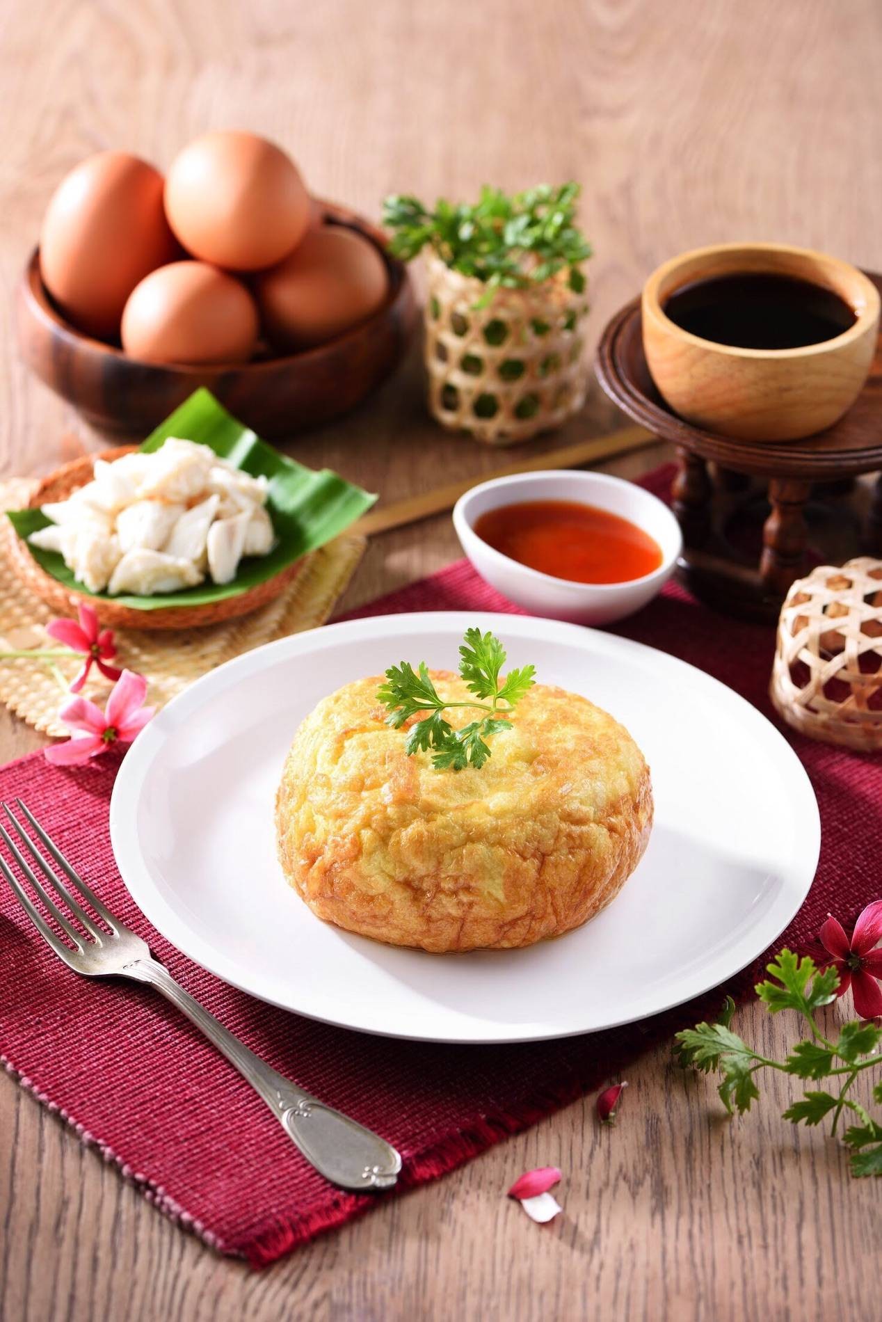 ไข่เจียวปู (ไข่ฟูปู) ก้อนกลมฟูสีทองของครัวอัปษร สาขาดินสอ เสิร์ฟพร้อมน้ำจิ้มและเนื้อปู