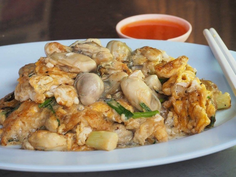 หอยทอดออลั๊วะแป้งกรอบกับหอยนางรมตัวใหญ่ เสิร์ฟพร้อมน้ำจิ้มของร้านนายหมงหอยทอด