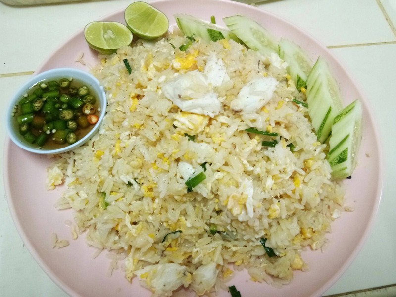 ข้าวผัดปูเสิร์ฟพร้อมมะนาวและแตงกวาของร้านนายหมงหอยทอด เยาวราช