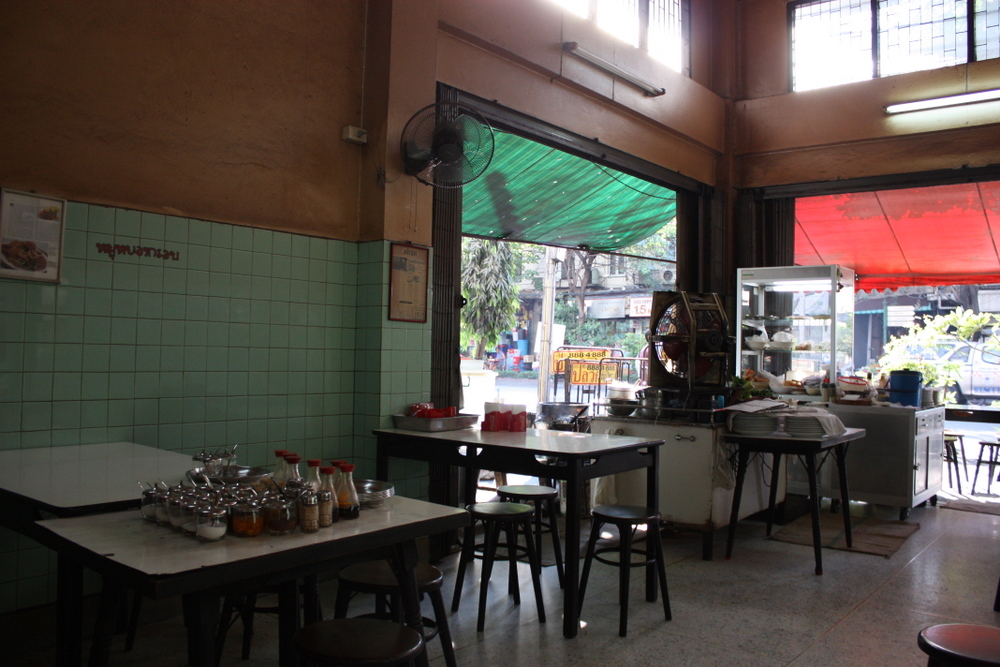 บรรยากาศภายในร้านเจ๊ไฝ ห้องแถวผนังกระเบื้องเขียวเรียบง่าย