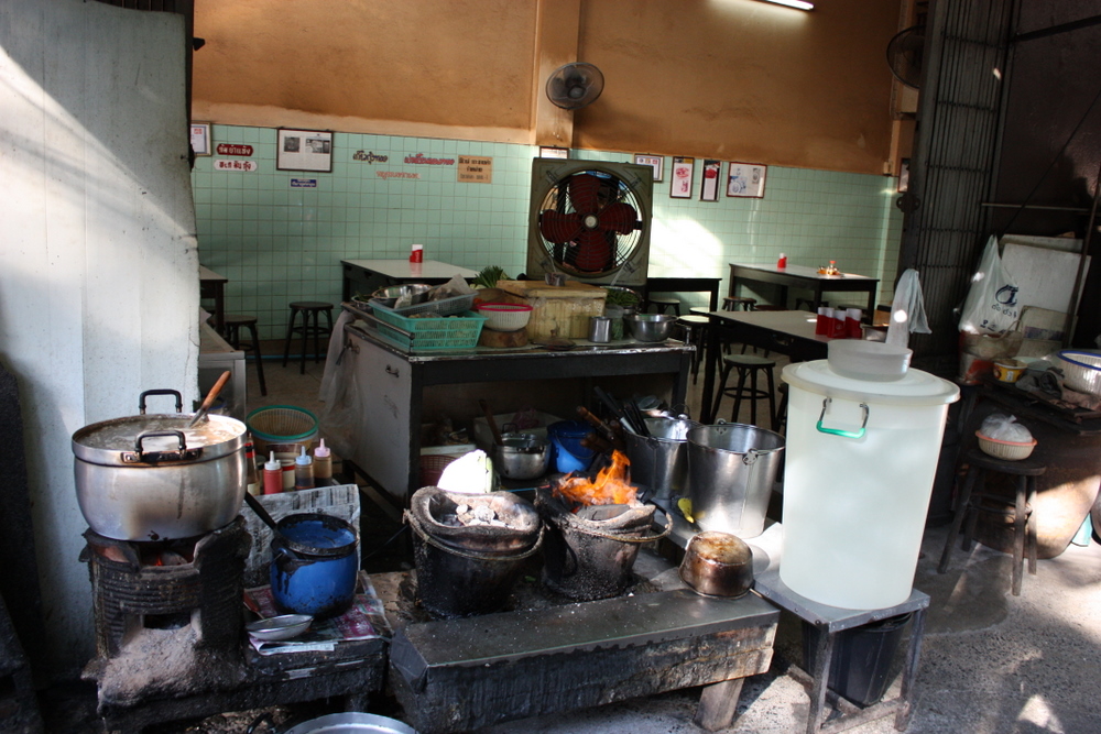 เตาถ่านและกระทะของร้านเจ๊ไฝที่ใช้ผัดอาหารสด ๆ