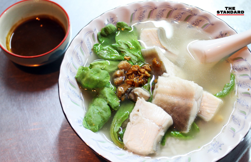 ข้าวต้มปลากะพงน้ำใส ร้านเซี่ยงกี่ ข้าวต้มปลา เยาวราช เนื้อปลาชิ้นโตในชามลายคราม โรยกระเทียมเจียวกับผักเขียว เสิร์ฟคู่น้ำจิ้มเต้าเจี้ยว