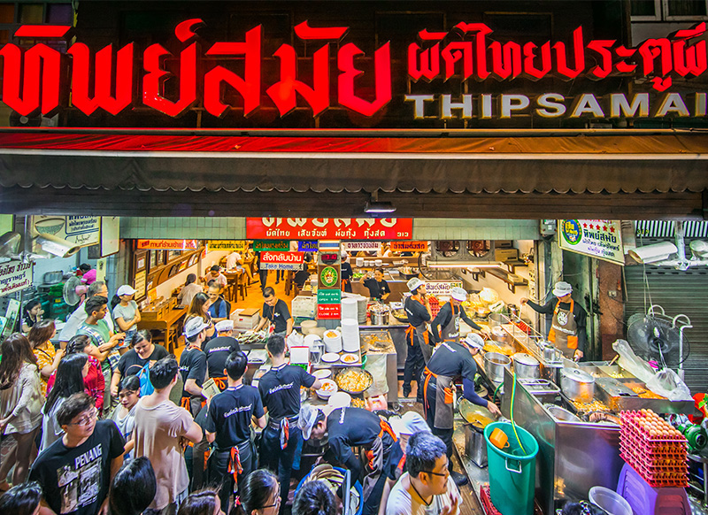 ผัดไทยเส้นจันท์มันกุ้งห่อไข่ จานเด่นของทิพย์สมัย ผัดไทยประตูผี