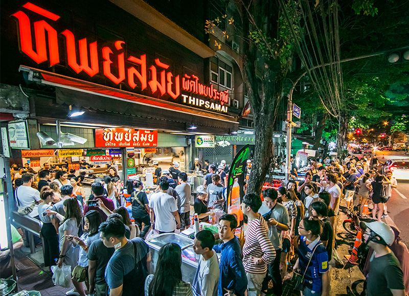 ผัดไทยกุ้งสดตัวโตของร้านทิพย์สมัย ประตูผี ถนนมหาไชย