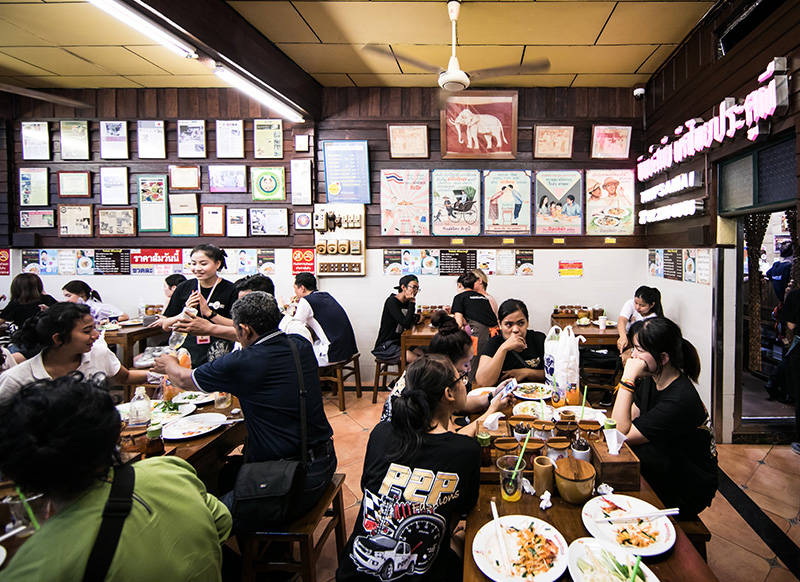 เมนูผัดไทยและของทานเล่นของร้านทิพย์สมัย ผัดไทยประตูผี
