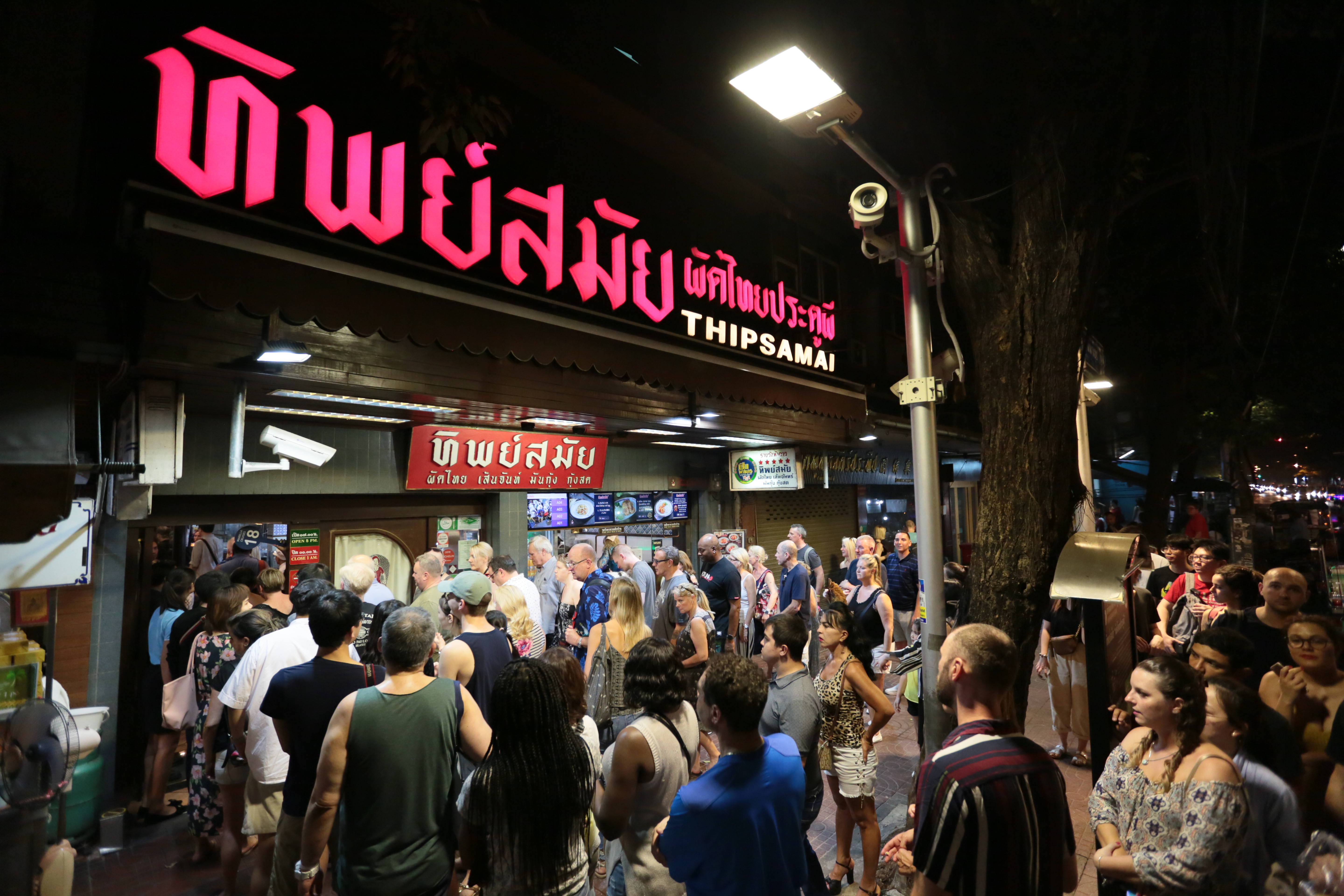 ผัดไทยห่อไข่กุ้งสดของร้านทิพย์สมัย ผัดไทยประตูผี ถนนมหาไชย กรุงเทพ
