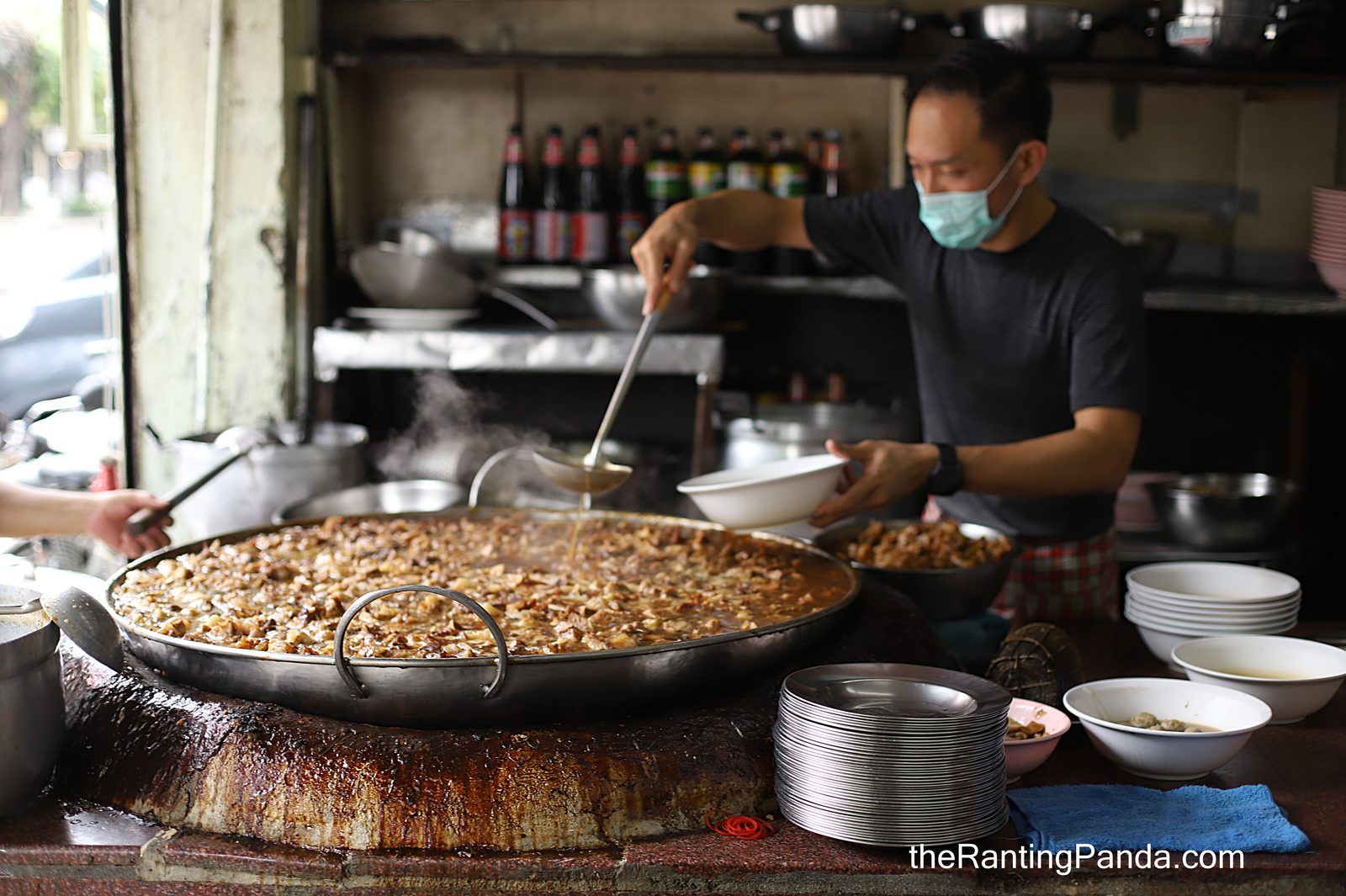 หม้อน้ำซุปเนื้อใบใหญ่ตุ๋นต่อเนื่องหน้าร้านวัฒนาพานิช