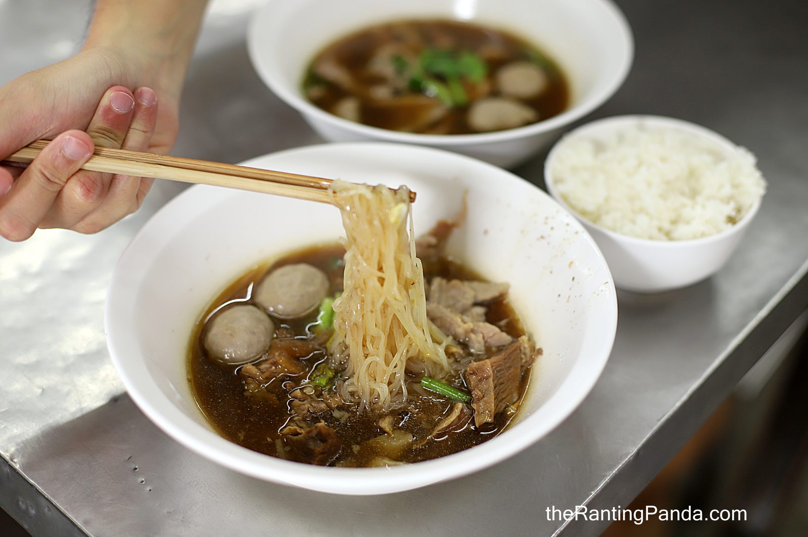 ก๋วยเตี๋ยวเนื้อตุ๋นชามใหญ่น้ำซุปหอมเครื่องยาจีน