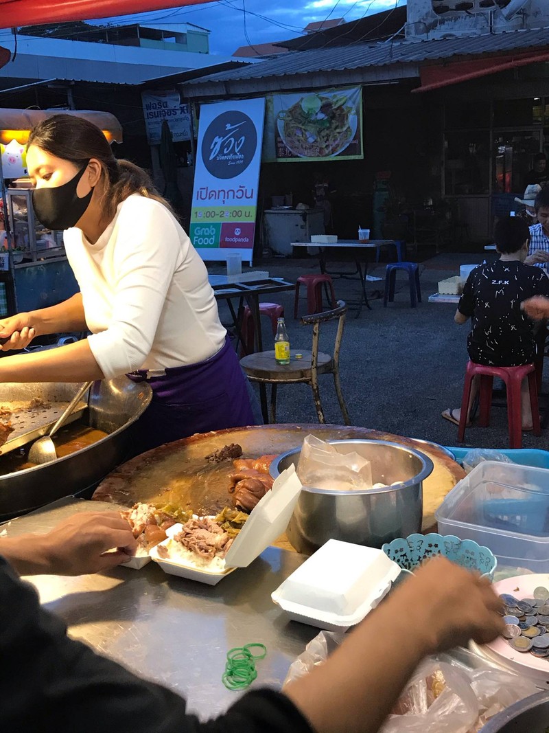 แผงข้าวขาหมูในตลาดโต้รุ่งช้างเผือก ตักขาหมูจากกระทะใหญ่ บรรยากาศตลาดยามเย็น