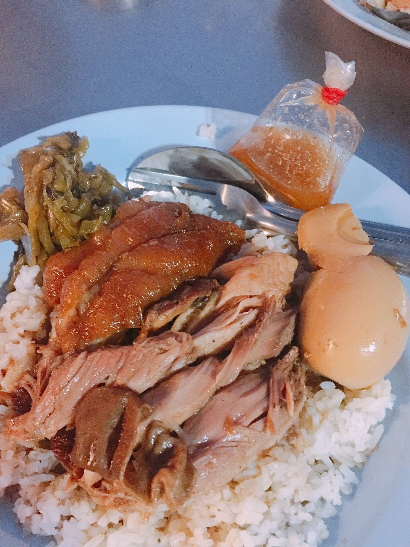 ข้าวขาหมูช้างเผือก ป้าหมวกแดง Cowboy Hat Lady เนื้อขาหมูตุ๋นเปื่อยฉีกบนข้าว ผักกาดดอง ไข่เป็ดต้ม และน้ำจิ้มสูตรร้านใส่ถุง