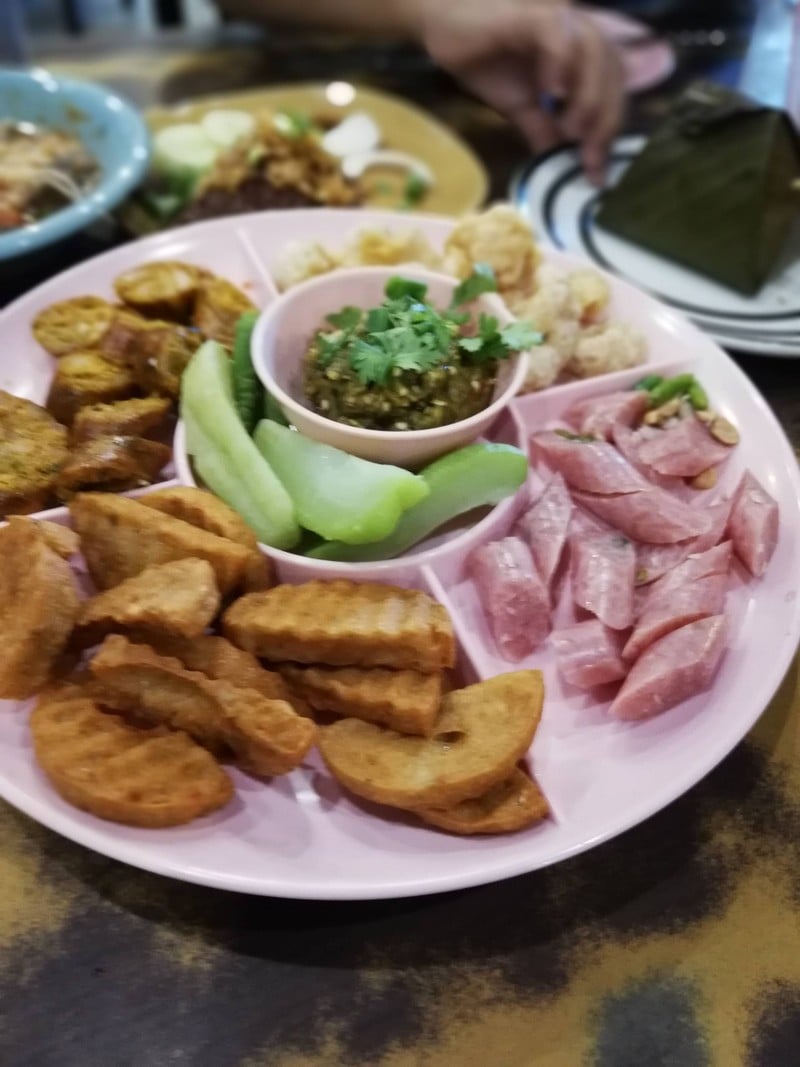 จานเครื่องเคียงเหนือ ไส้อั่ว แคบหมู น้ำพริก ที่ร้านข้าวซอยลำดวน ฟ้าฮ่าม