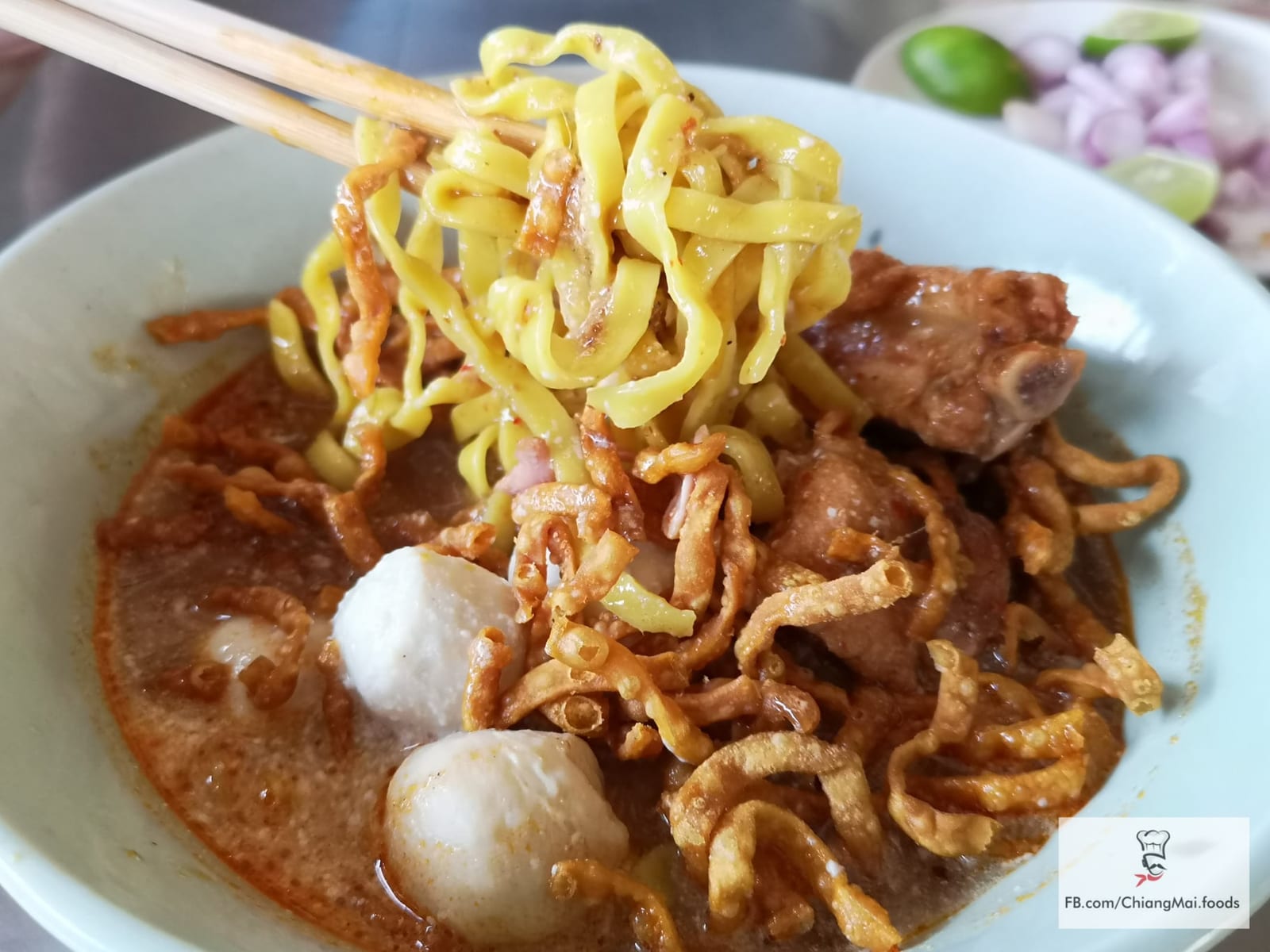 ข้าวซอยน้ำแกงข้นของร้านข้าวซอยแม่มณี เชียงใหม่ มีไก่ ลูกชิ้น และหมี่กรอบโรยหน้า