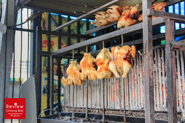 ไก่ย่างเอสพี ผิวกรอบสีทอง หอมกระเทียม เมนูเด่นของร้าน SP Chicken เชียงใหม่