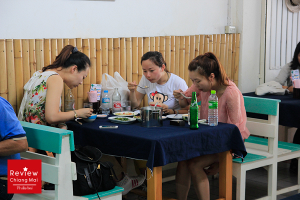 บรรยากาศลูกค้านั่งกินไก่ย่างที่ร้าน SP Chicken ใกล้วัดพระสิงห์