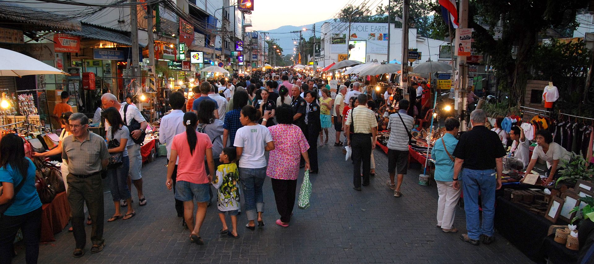 ถนนคนเดินวันอาทิตย์ (ถนนราชดำเนิน)