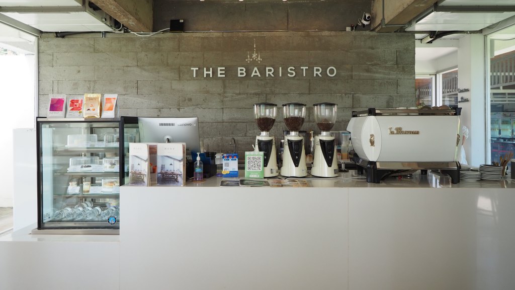 เคาน์เตอร์บาร์กาแฟพร้อมป้าย THE BARISTRO เครื่องชงเอสเพรสโซ และชุดดริปกาแฟ ร้าน The Baristro เชียงใหม่