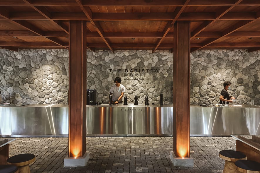 บาร์กาแฟผนังหินและเสาไม้ของ The Baristro Asian Style คาเฟ่สไตล์ญี่ปุ่นย่านหลัง มช. เชียงใหม่
