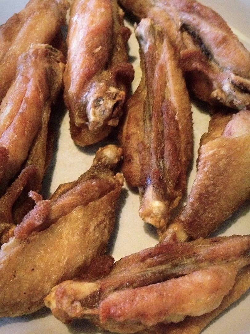 จานปีกไก่ทอดกรอบของร้านต๋องเต็มโต๊ะ นิมมาน