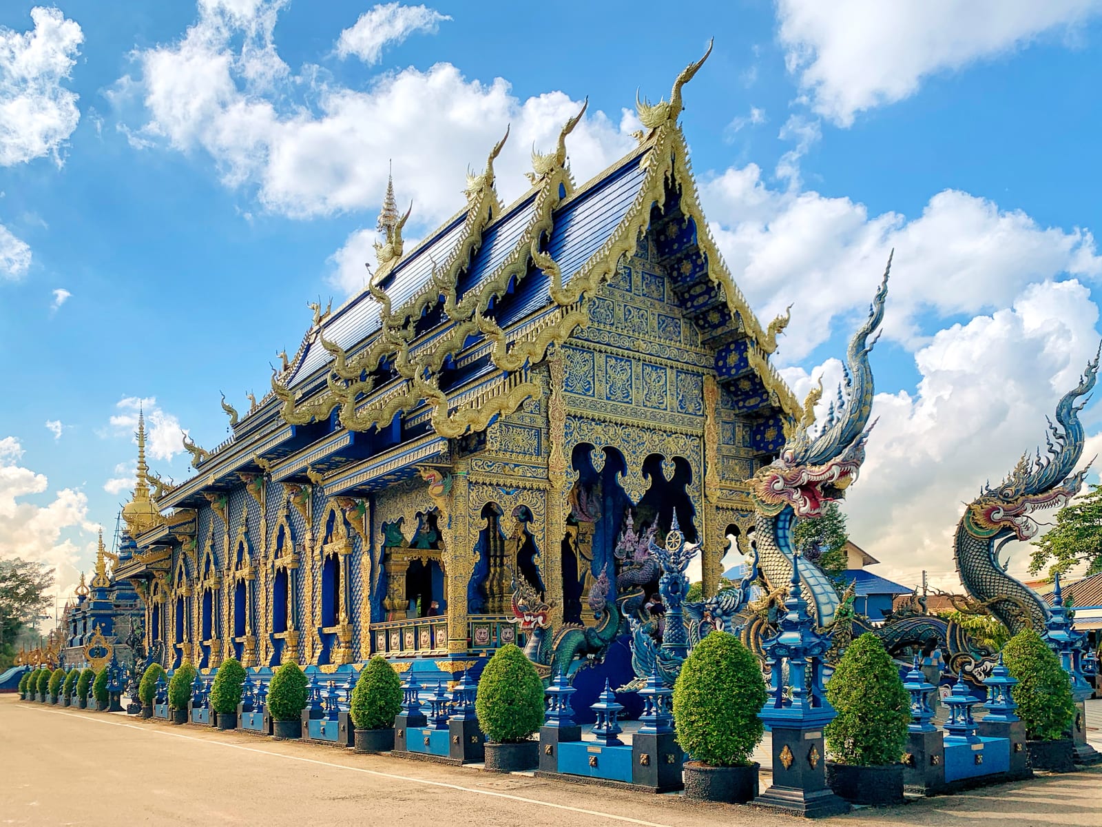 วัดร่องเสือเต้น (Blue Temple)