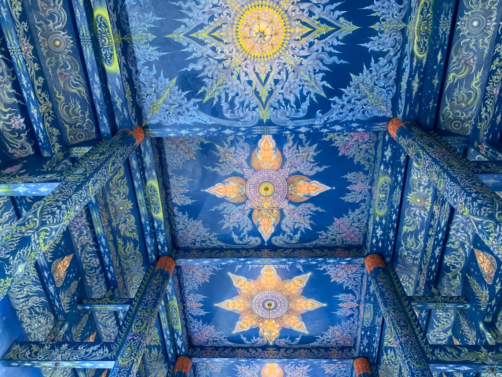 วัดร่องเสือเต้น (Blue Temple)