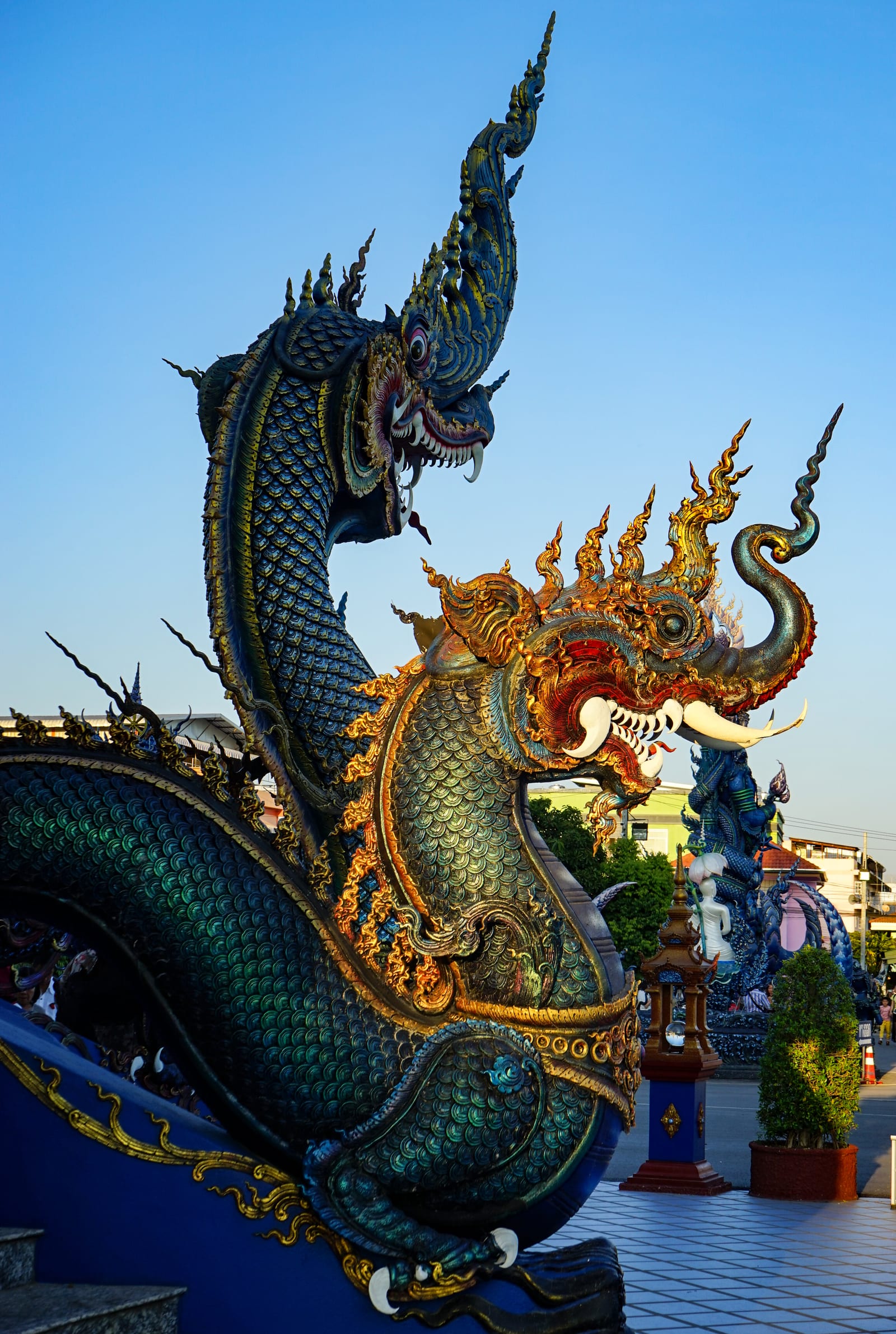 วัดร่องเสือเต้น (Blue Temple)