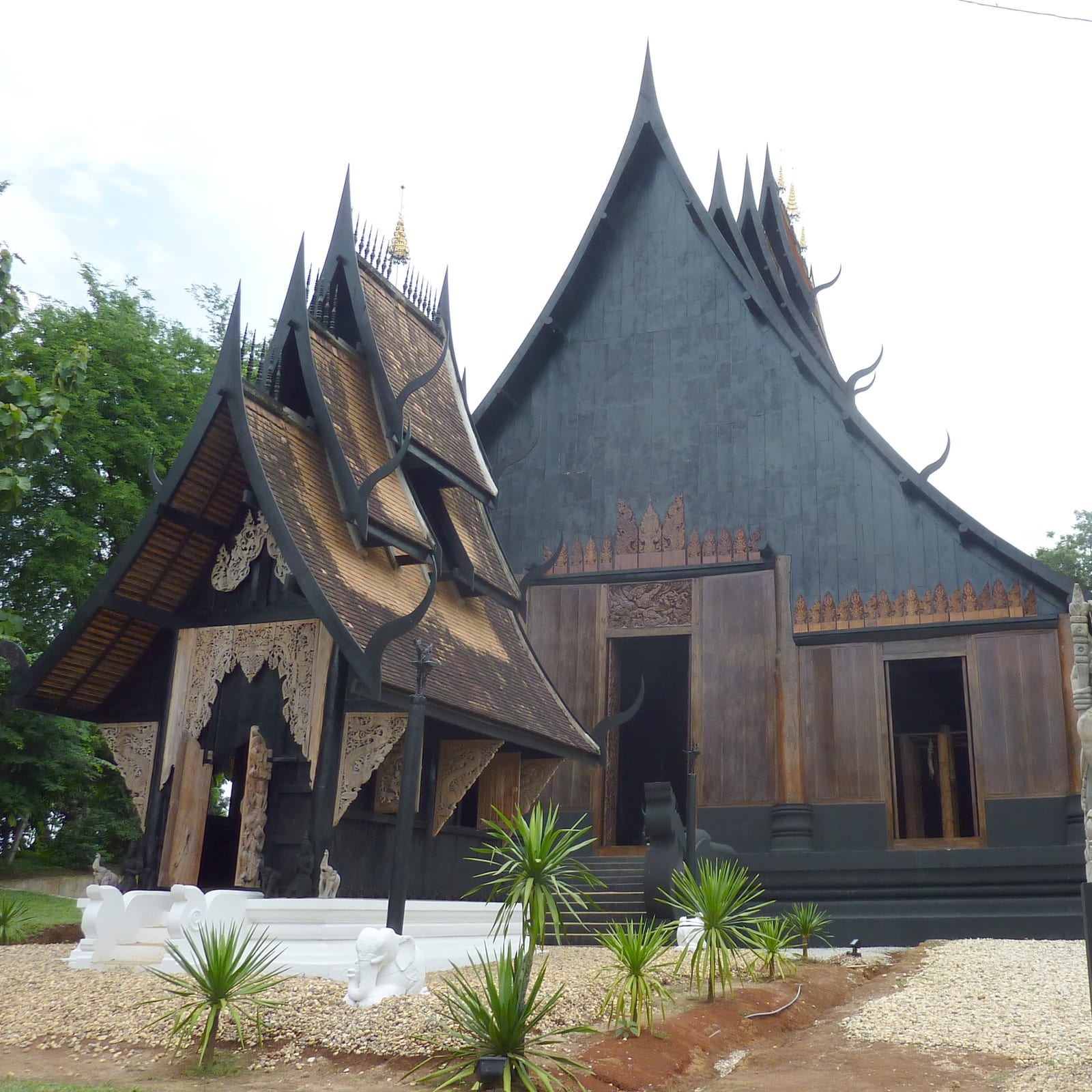 พิพิธภัณฑ์บ้านดำ (Baan Dam Museum / Black House)