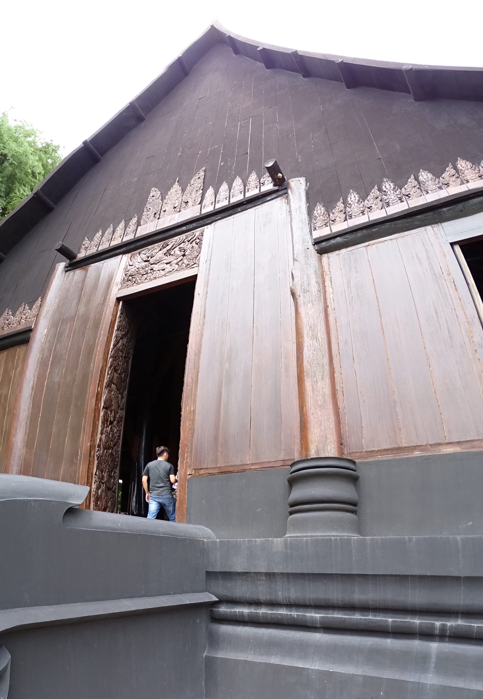 พิพิธภัณฑ์บ้านดำ (Baan Dam Museum / Black House)