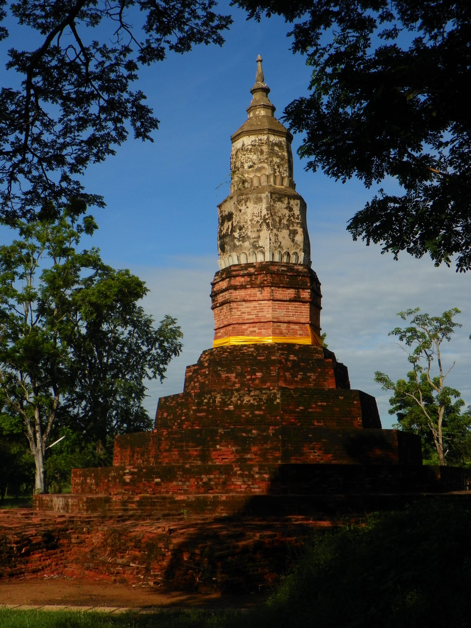 พระธาตุยาคู เมืองฟ้าแดดสงยาง