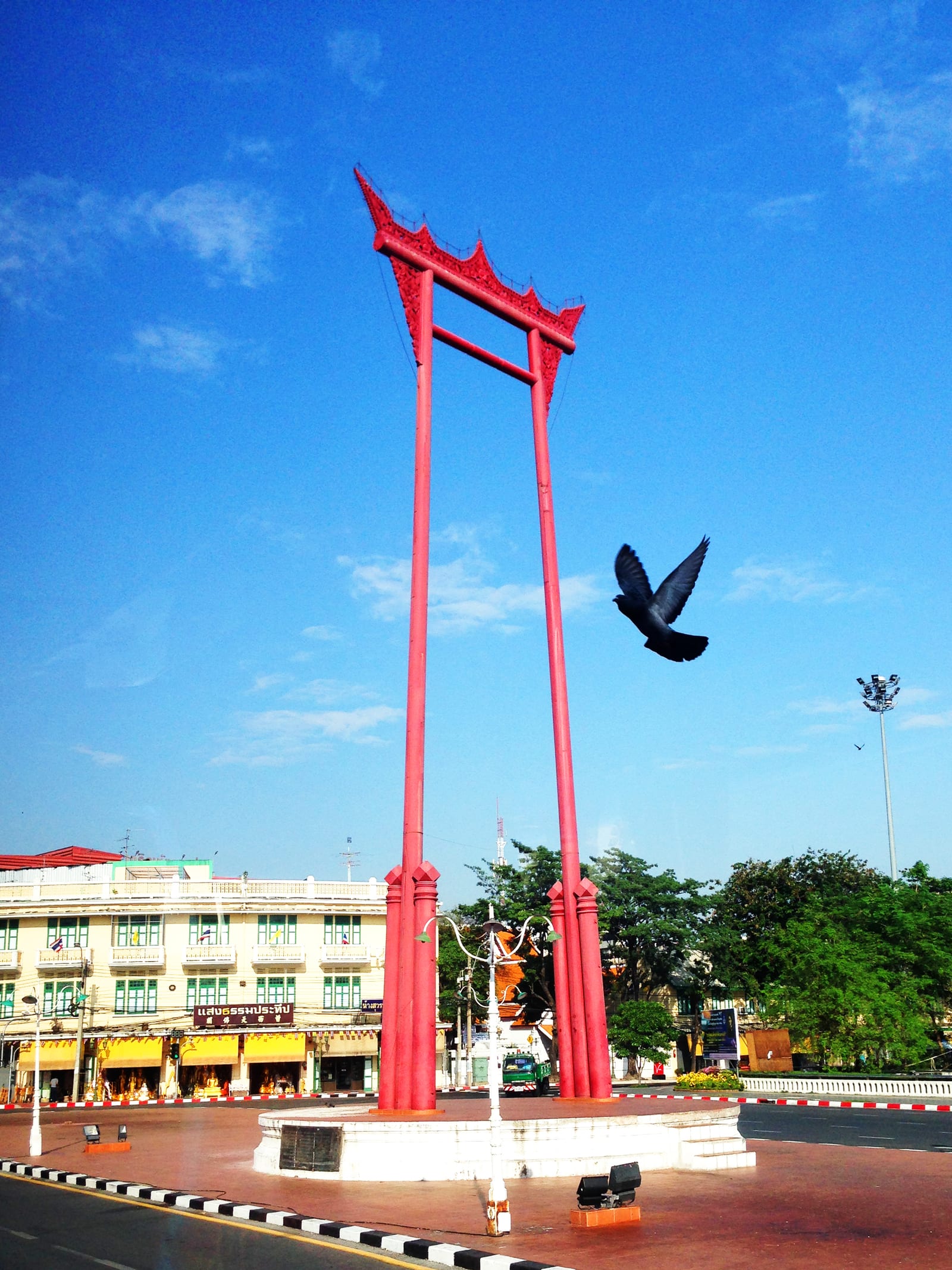 เสาชิงช้า และวัดสุทัศนเทพวราราม (Giant Swing & Wat Suthat)