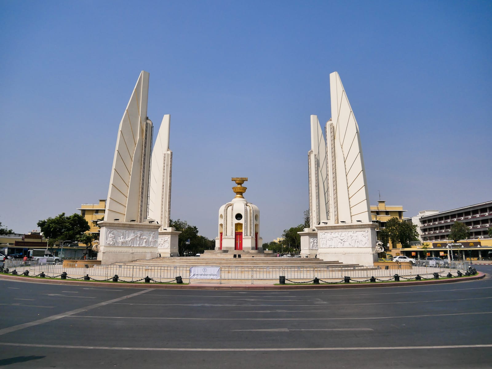 อนุสาวรีย์ประชาธิปไตย ถนนราชดำเนินกลาง (Democracy Monument)