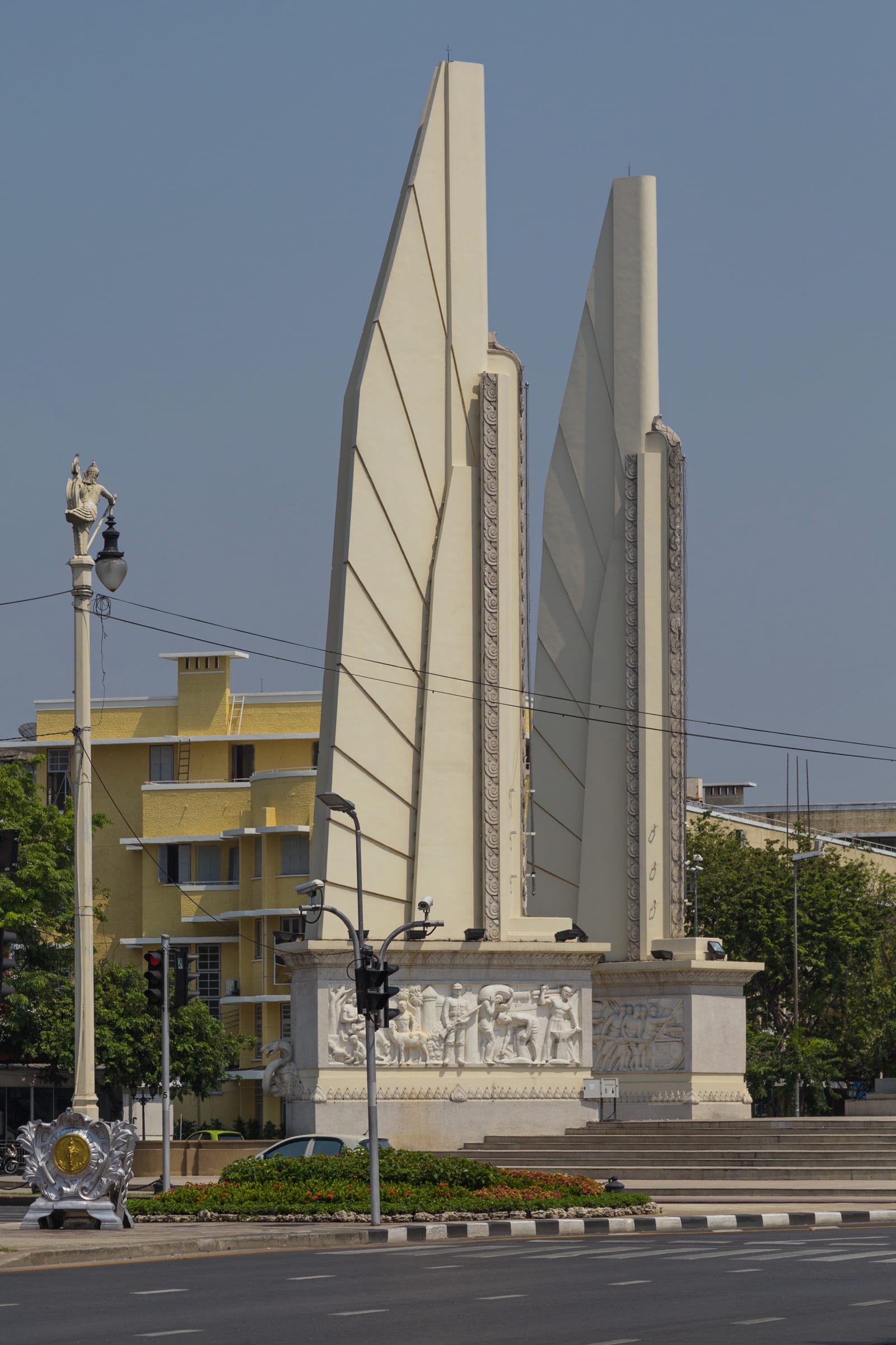 อนุสาวรีย์ประชาธิปไตย ถนนราชดำเนินกลาง (Democracy Monument)