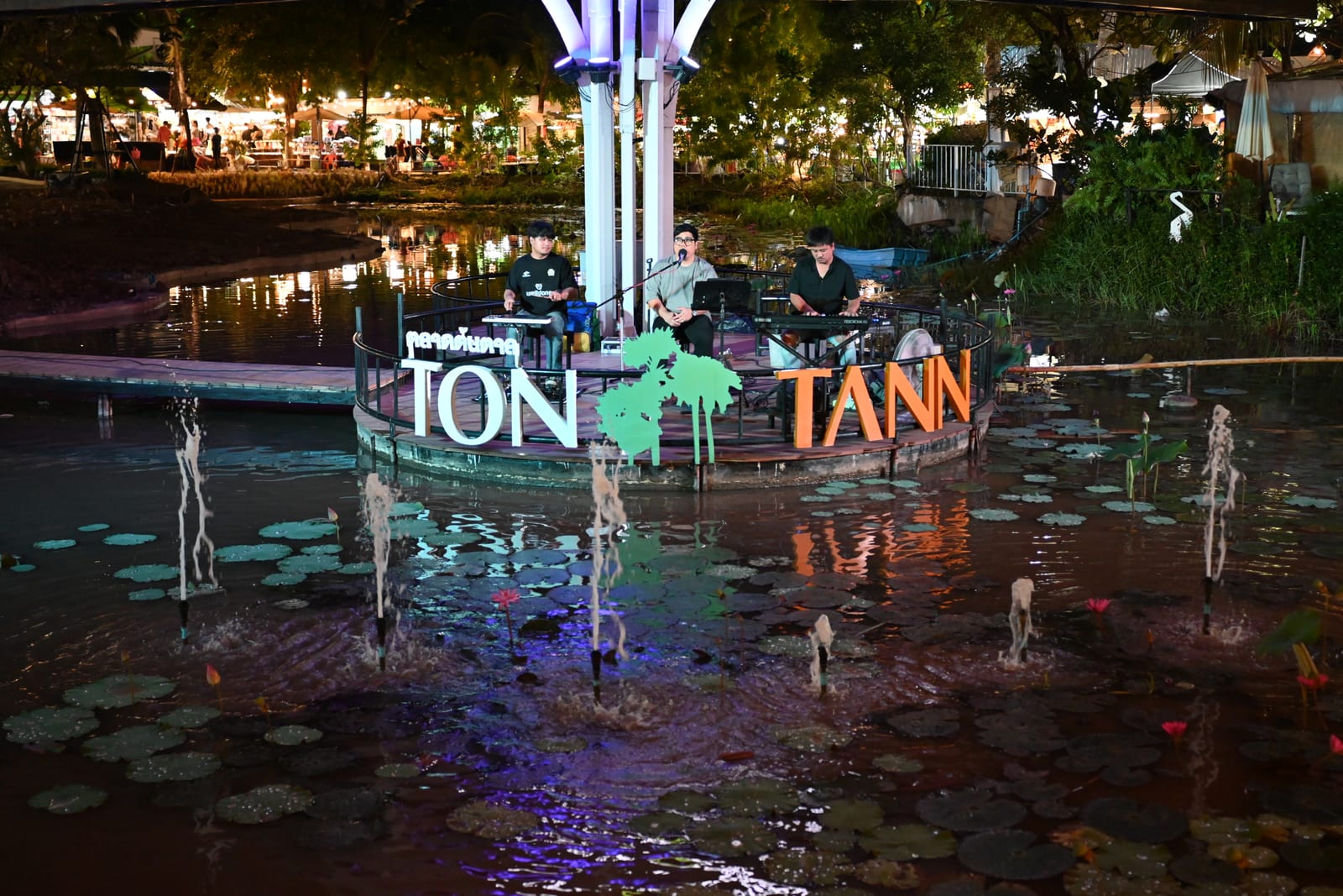 ตลาดต้นตาล (Ton Tann Green Market)