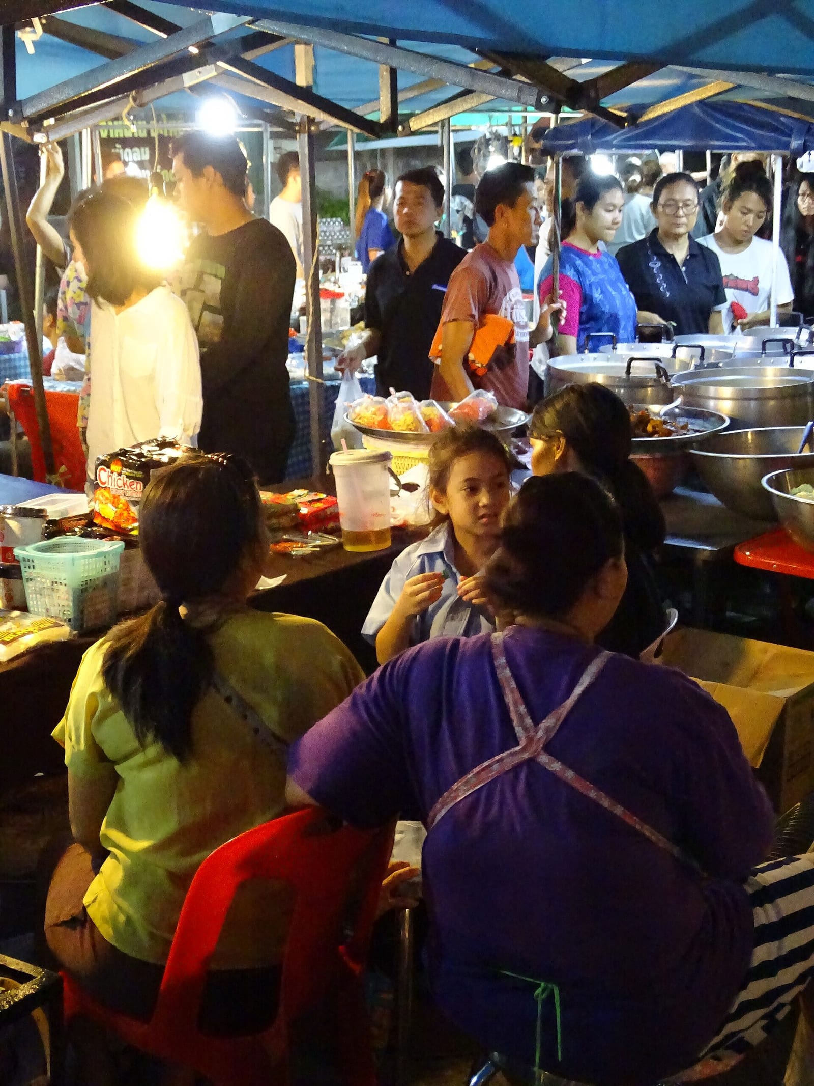 ถนนคนเดินลพบุรี (ซอยมโนราห์) และตลาดโต้รุ่งหน้าสถานีรถไฟ