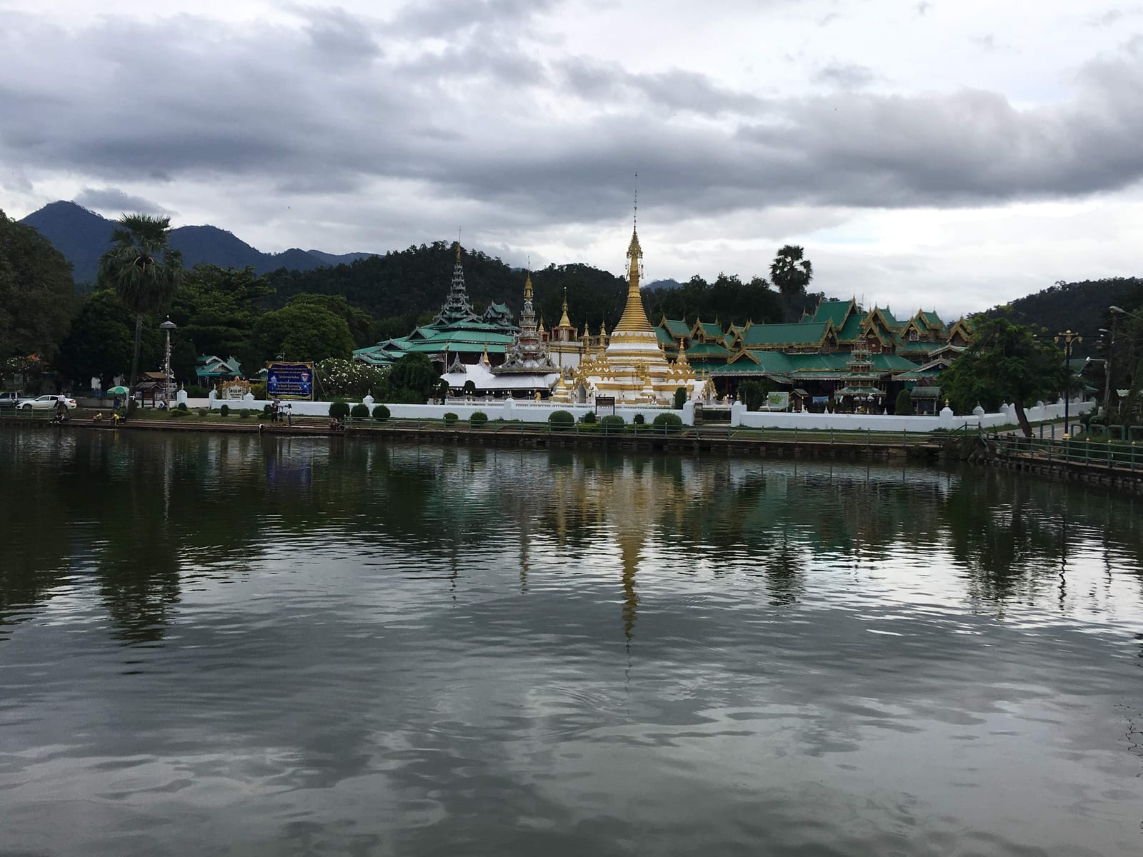 ถนนคนเดินแม่ฮ่องสอน (ริมหนองจองคำ) + วัดจองคำ-จองกลาง
