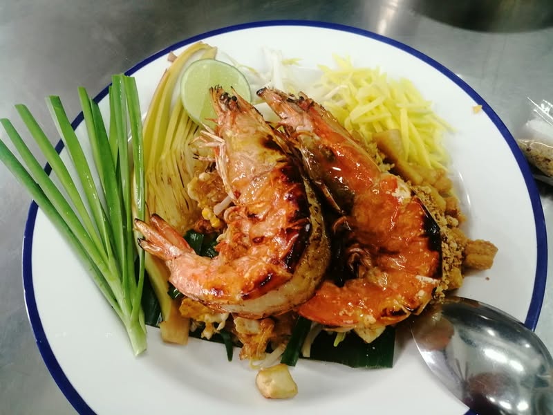 Pad Thai Bua Dang (ผัดไทยบัวแดง)