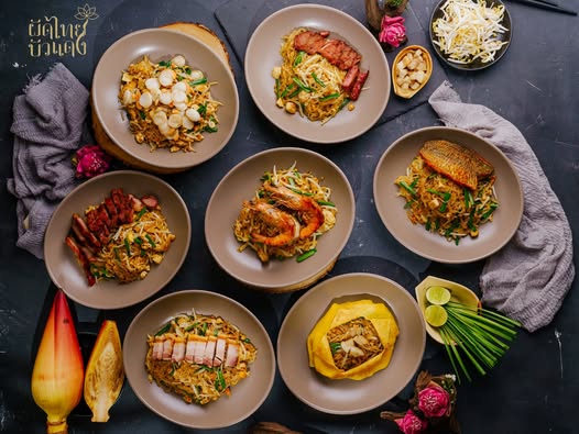 Pad Thai Bua Dang (ผัดไทยบัวแดง)