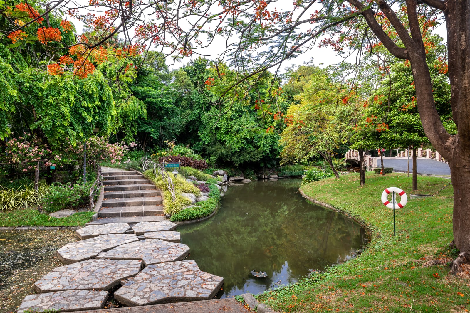 สวนวชิรเบญจทัศ (สวนรถไฟ / Wachirabenchathat Rot Fai Park)