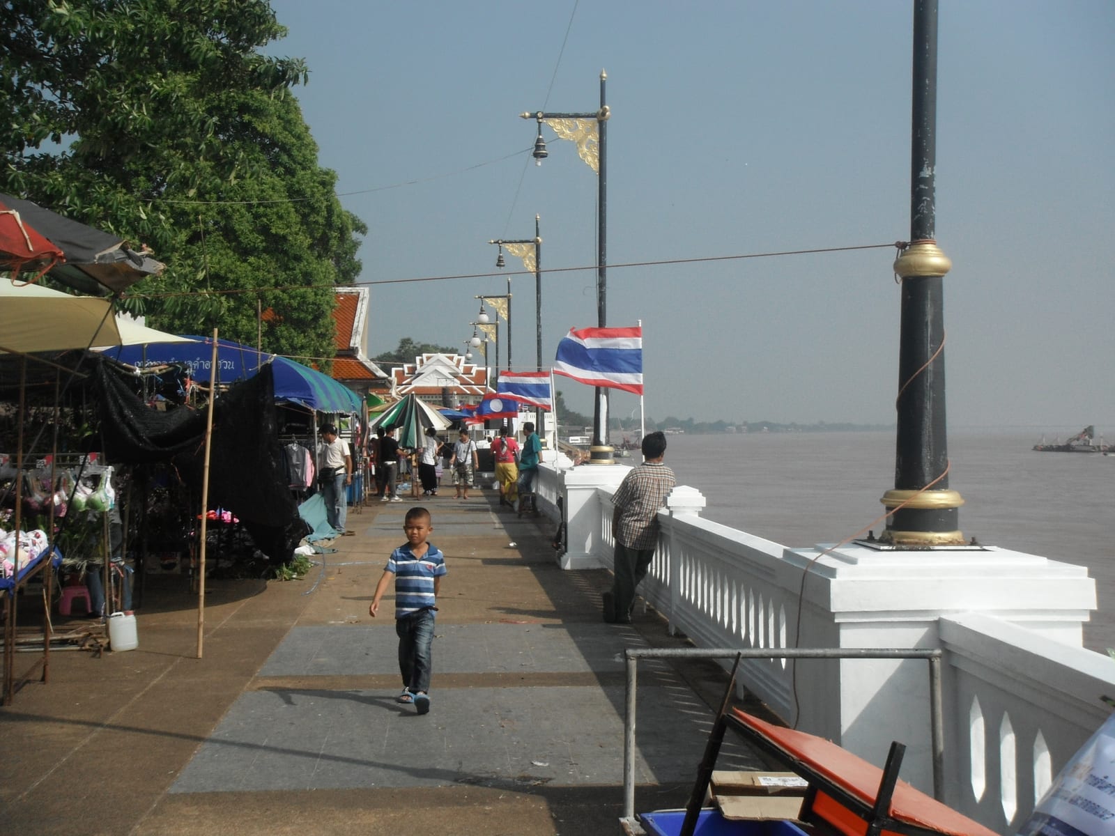 ถนนคนเดิน/ตลาดราตรี มุกดาหาร (ริมโขง)