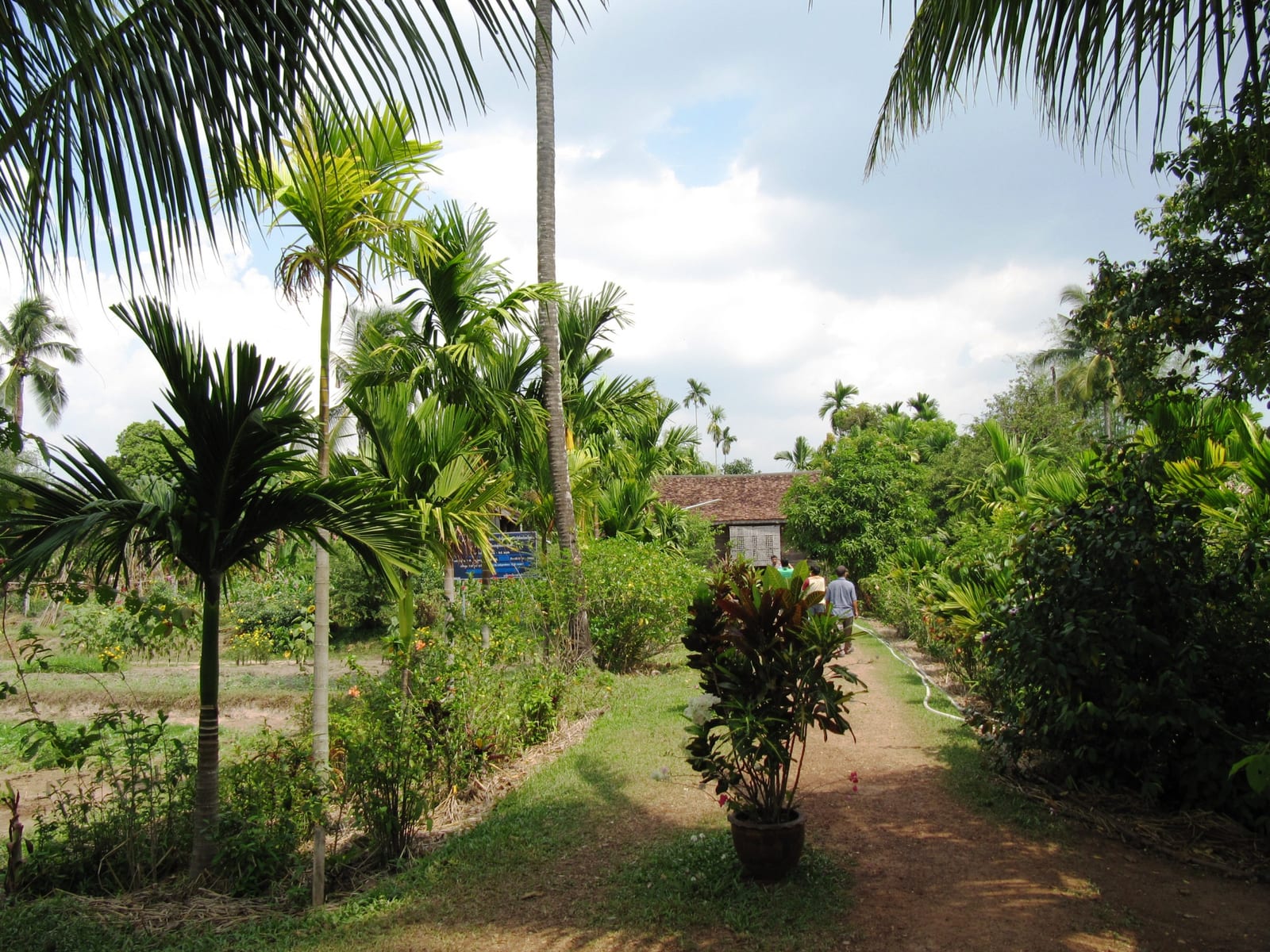 อนุสรณ์สถานประธานโฮจิมินห์ (หมู่บ้านมิตรภาพไทย-เวียดนาม)