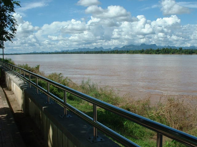 ริมเขื่อนแม่น้ำโขง ถนนสุนทรวิจิตร (ไบค์เลน-จุดเช็คอินนครพนม)