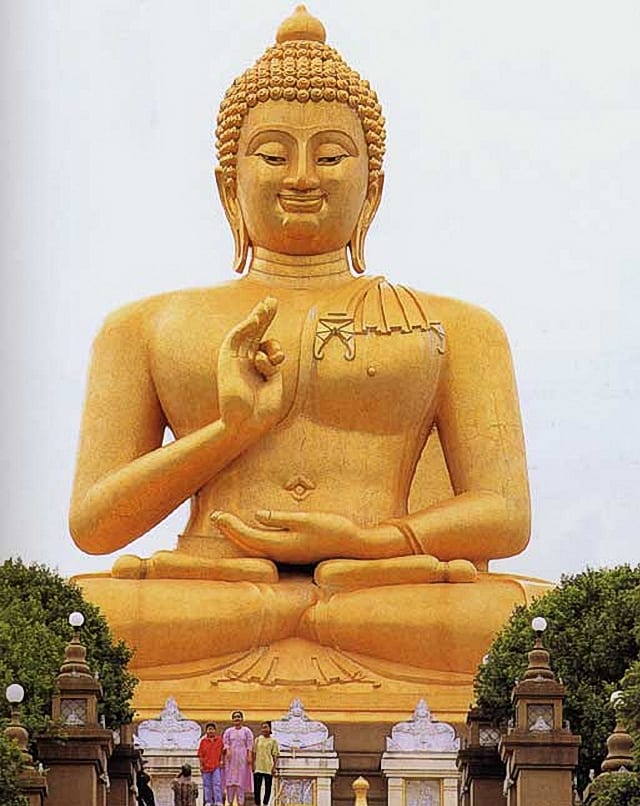 วัดเขากง (พระพุทธทักษิณมิ่งมงคล)