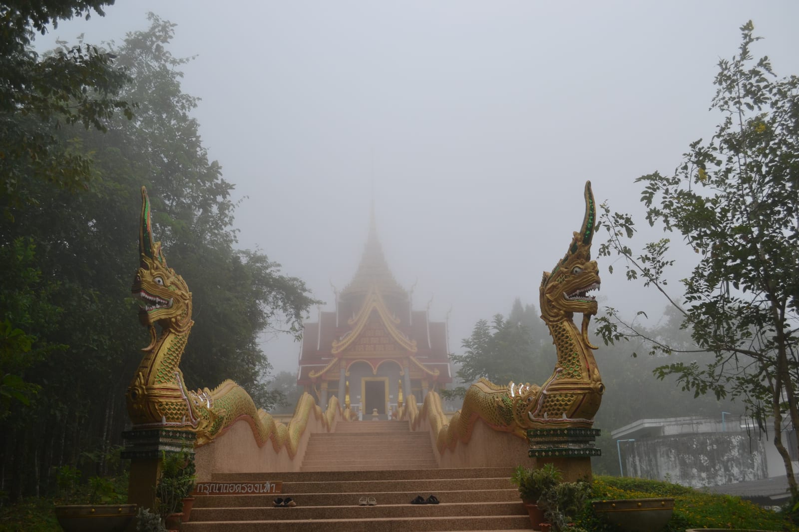 วัดผาตากเสื้อ (Skywalk)