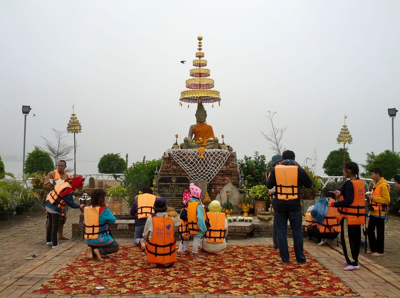 วัดติโลกอาราม (วัดกลางน้ำ)