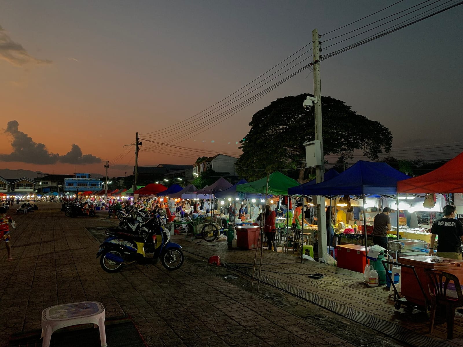 ถนนคนเดินริมกว๊านพะเยา (กาดฮิมกว๊าน)