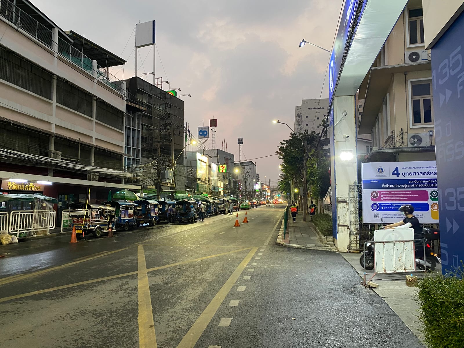 ตลาดวังหลัง (Wang Lang Market)