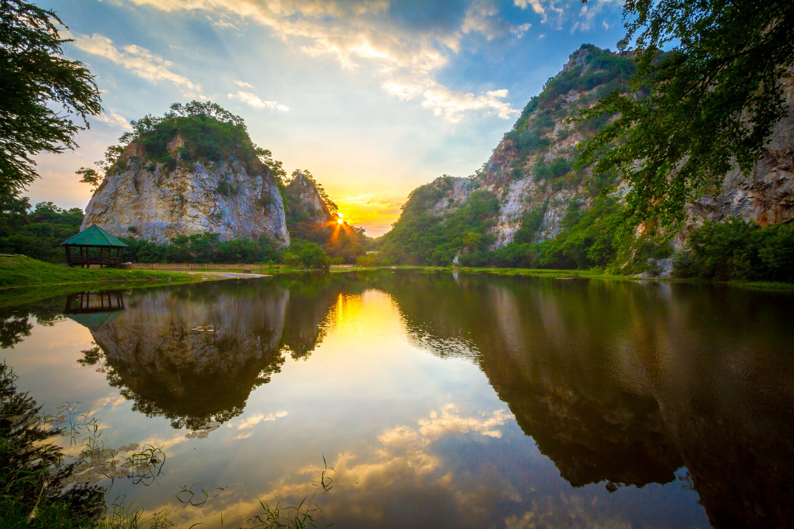อุทยานหินเขางู (Khao Ngu Stone Park)